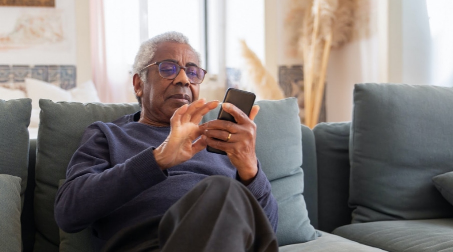 Veel ouderen zien vooral de nadelen van sociale media